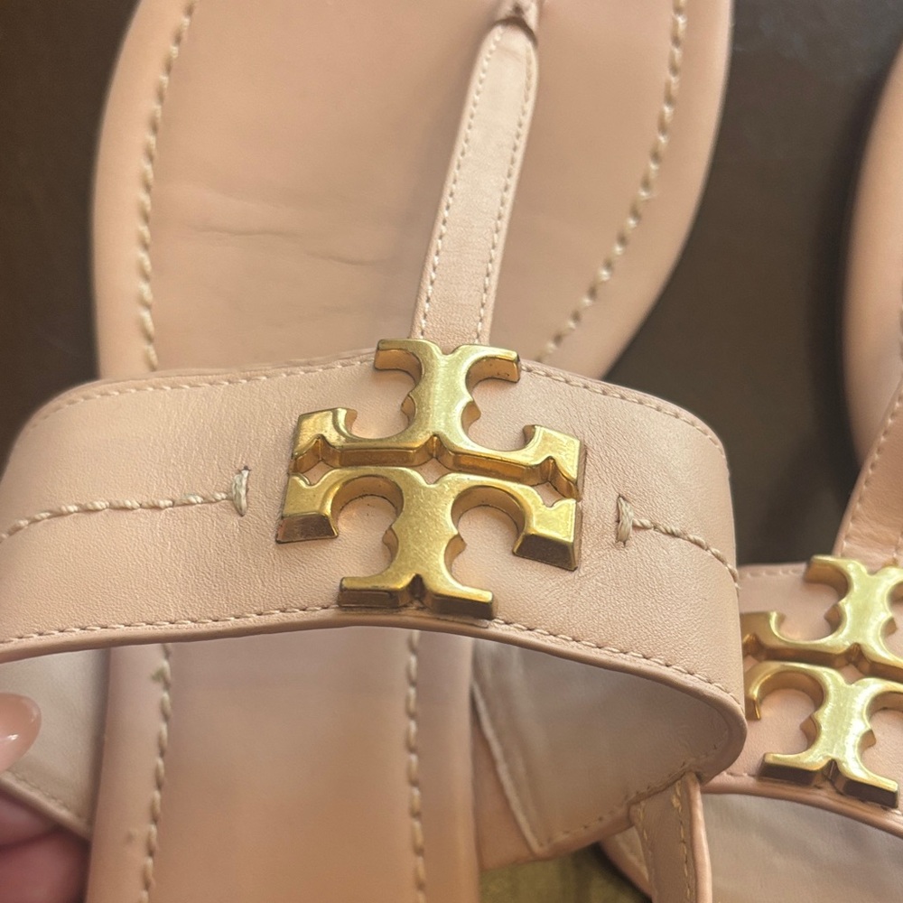 Tory Burch Pale Pink Leather Logo Toe-Post Sandals - Picture 3 of 6